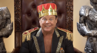 Die WWE-Experten Jerry The King Lawler und Mauro Ranallo kommentieren die Action in WWE 2K Battlegrounds